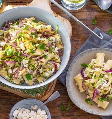 Zucchini-Hack-Pasta mit Feta-Creme