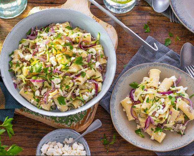 Zucchini-Hack-Pasta mit Feta-Creme