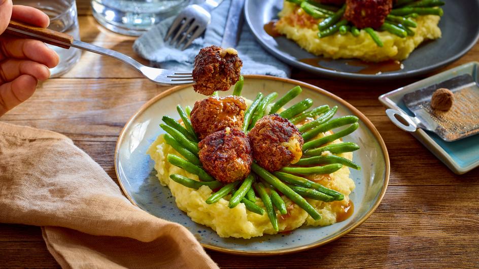 Gefüllte Hackbällchen mit Pastinaken-Kartoffel-Püree