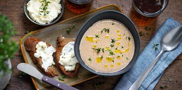 Cremige Champignon-Suppe mit Feta-Brot