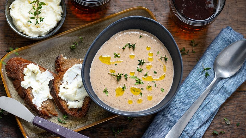 Cremige Champignon-Suppe mit Feta-Brot