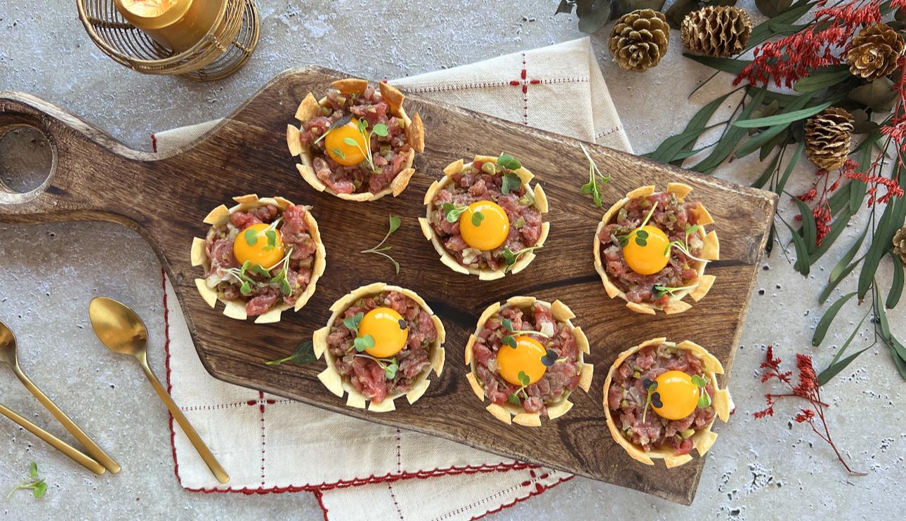 Tartaletas rellenas de steak tartar de solomillo con yema de huevo de codorniz