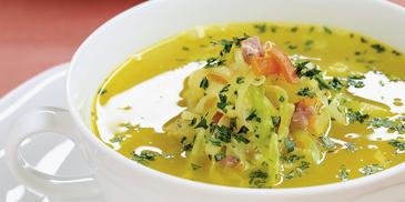 Bunte Gemüsesuppe mit Spitzkohl