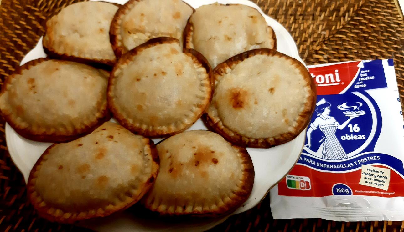 Empanadillas redondas de bonito y huevo con salsa de anchoas de Angelina Prieto de Alcorcón (Madrid)