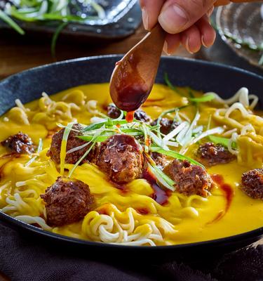 Kürbis-Kokos-Suppe mit Hackbällchen