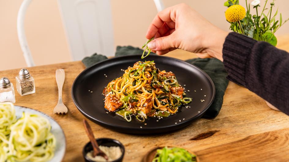 Zoodles mit Sesam-Lachs