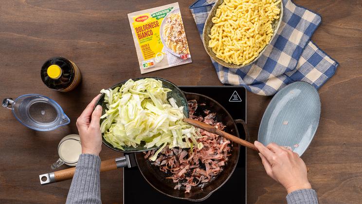 Spätzle-Pfanne mit Spitzkohl