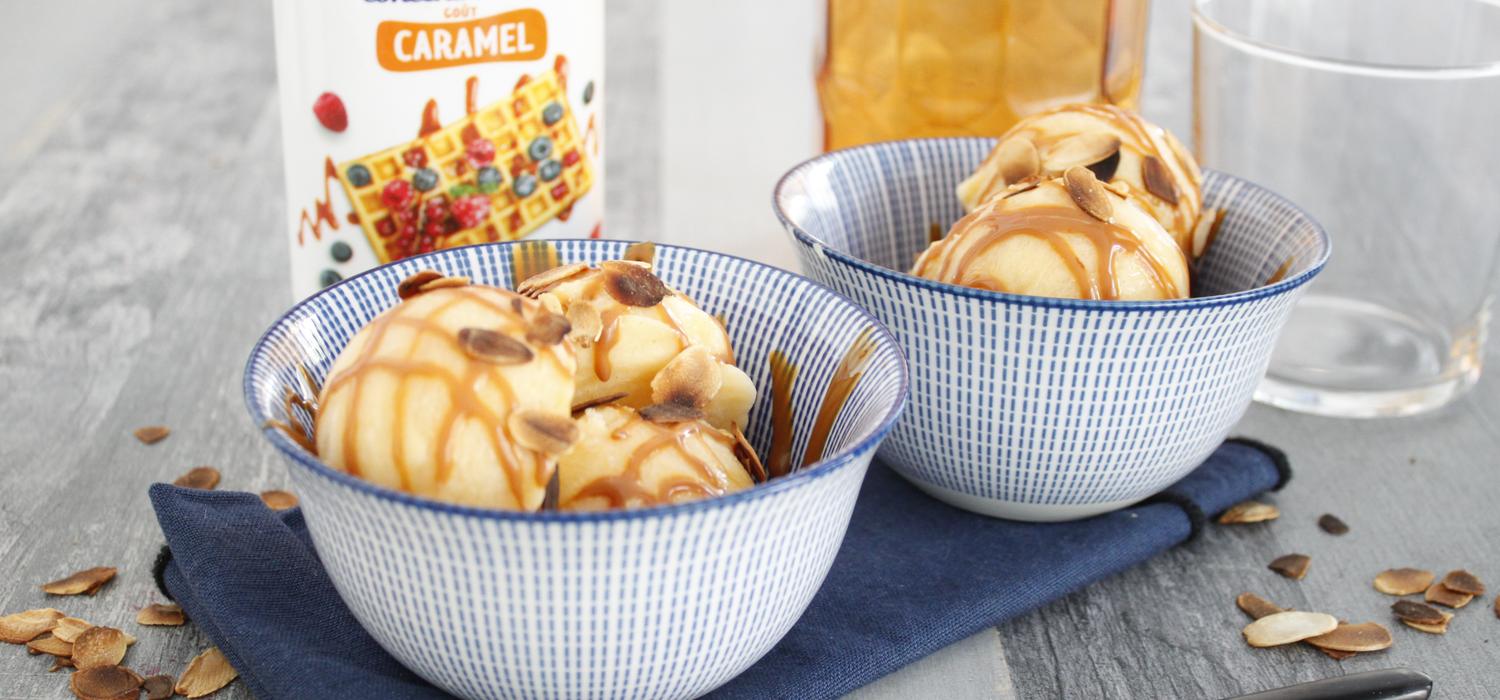 Glace vanille maison et sauce caramel, amandes grillées | LAIT