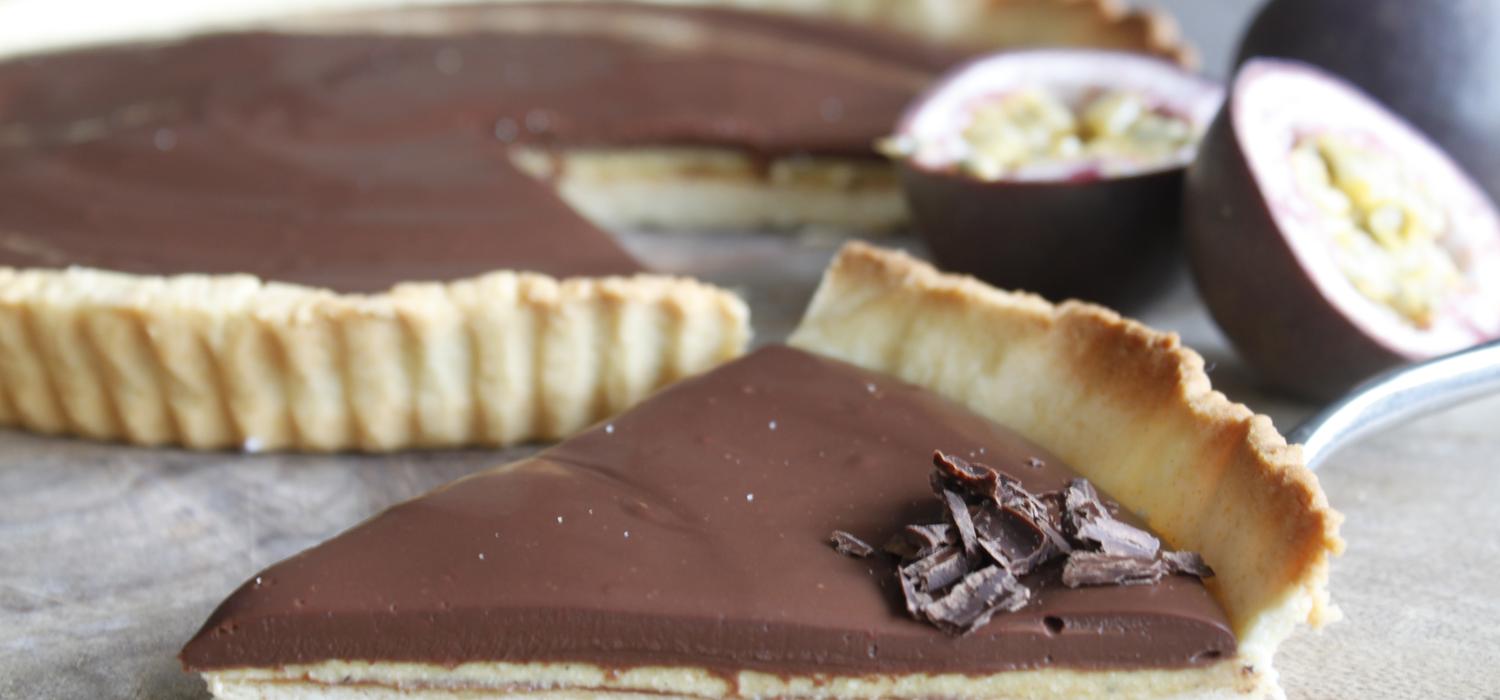 Tarte ganache au chocolat Noir absolu et gelée au fruit de la passion