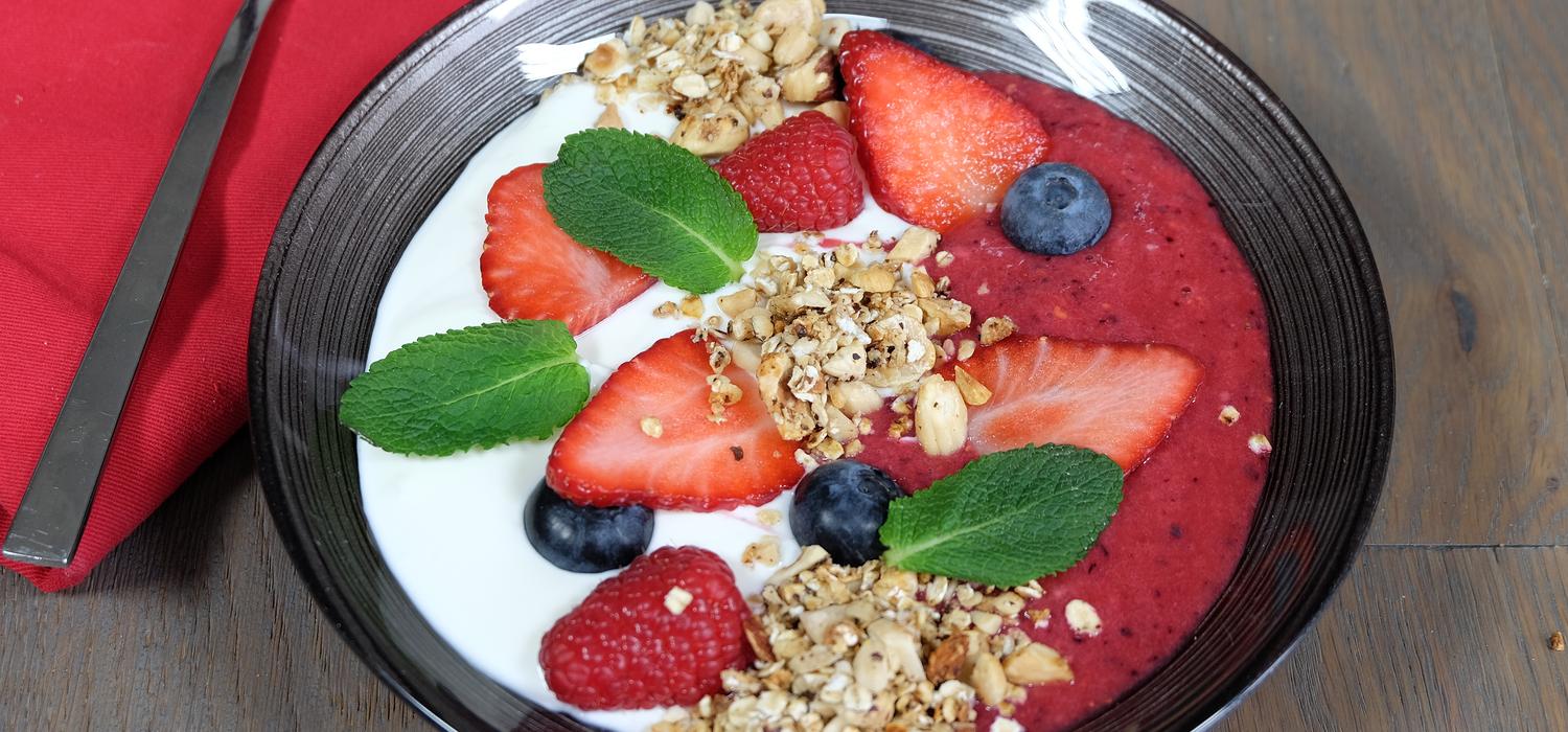 Smoothie Bowl granola aux fruits rouges et fromage blanc