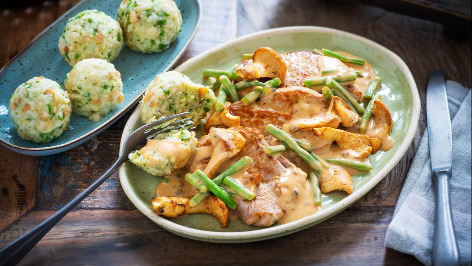 Jäger-Sahne-Schnitzel mit grünen Bohnen