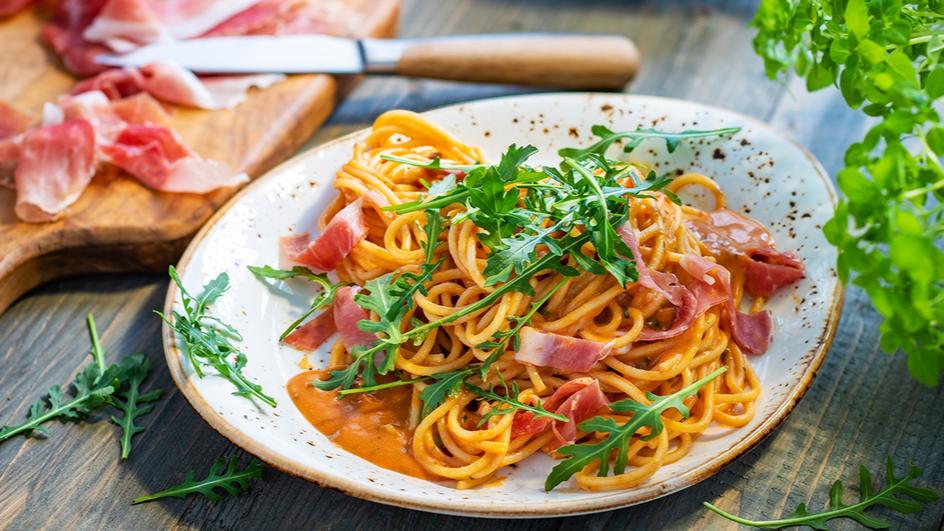 Spaghetti mit Parmaschinken und Rucola