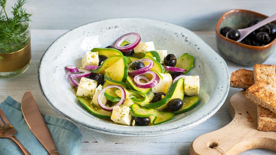 Kretischer Zucchinisalat mit Schafskäse und Oliven