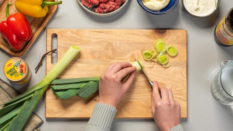 Hackfleisch-Käsesuppe mit Gemüse