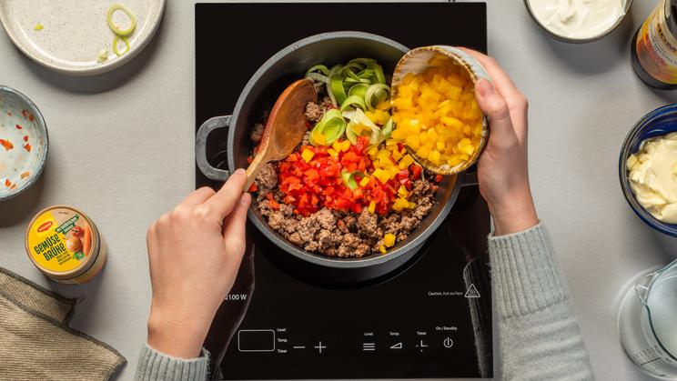 Hackfleisch-Käsesuppe mit Gemüse