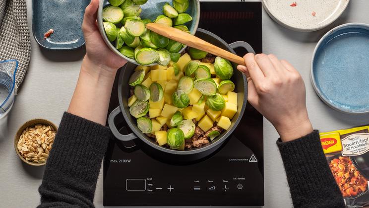 Bauerntopf mit  Kartoffeln und Rosenkohl