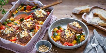 Ratatouille-Feta-Gratin mit Frikadellen
