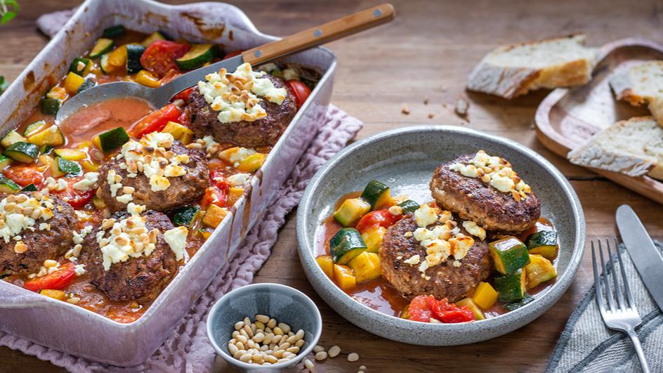 Ratatouille-Feta-Gratin mit Frikadellen