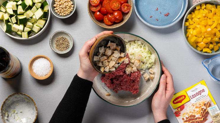 Ratatouille-Feta-Gratin mit Frikadellen
