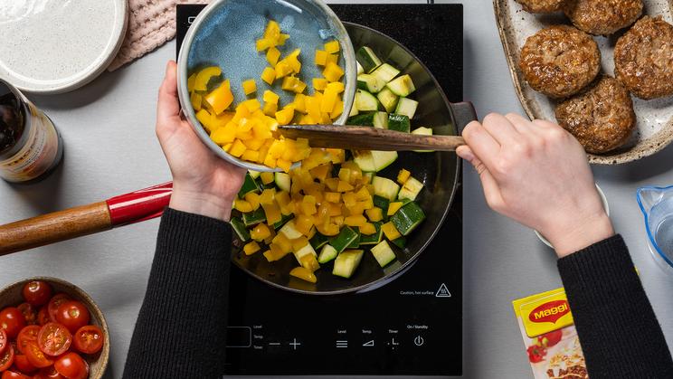 Ratatouille-Feta-Gratin mit Frikadellen