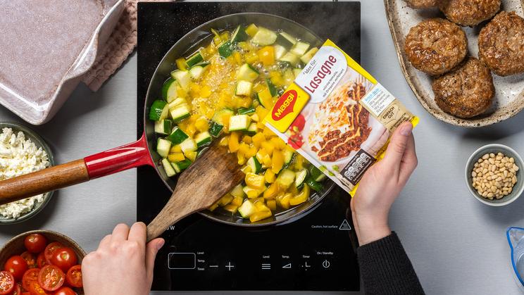 Ratatouille-Feta-Gratin mit Frikadellen