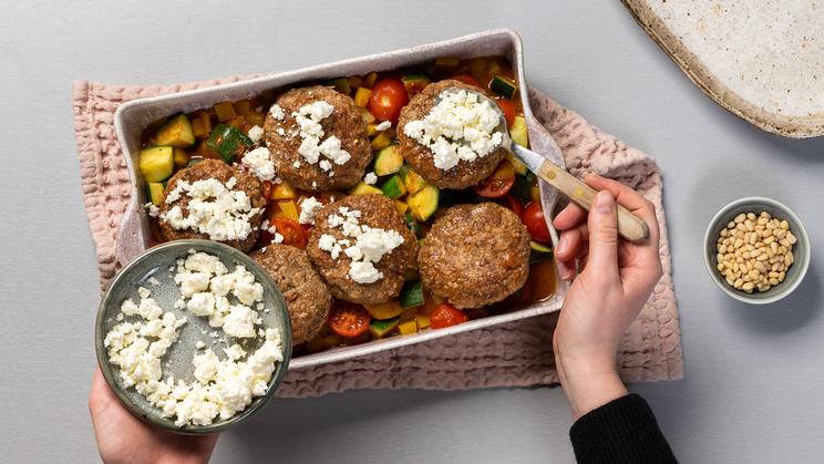 Ratatouille-Feta-Gratin mit Frikadellen