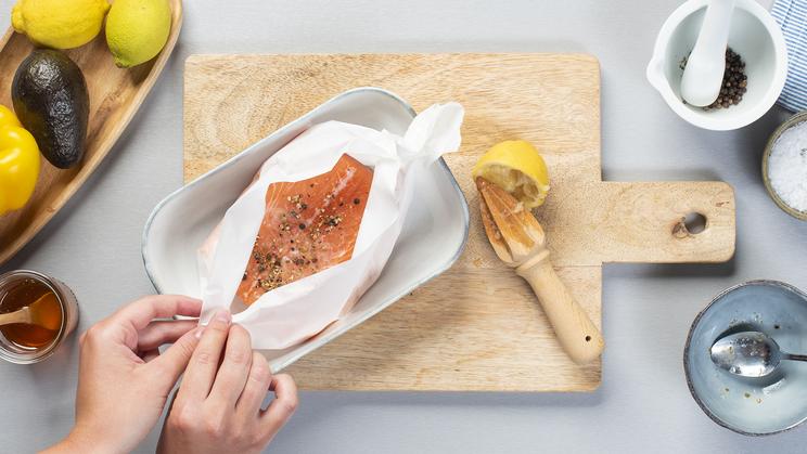 Sommersalat mit gezupftem Lachs