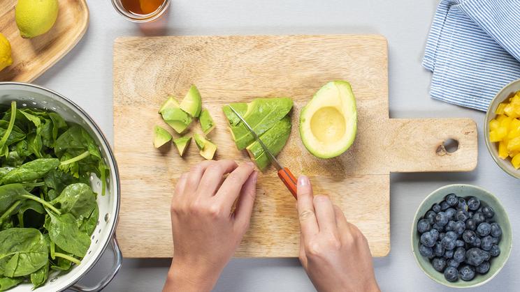 Sommersalat mit gezupftem Lachs