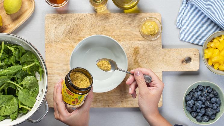 Sommersalat mit gezupftem Lachs