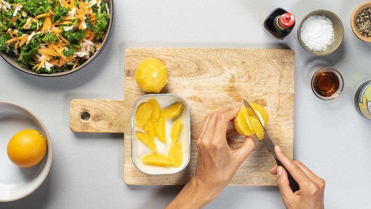 Grünkohlsalat mit Möhren und Orangen