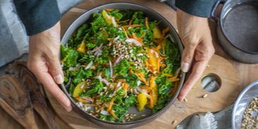 Grünkohlsalat mit Möhren und Orangen