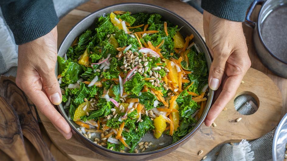 Grünkohlsalat mit Möhren und Orangen