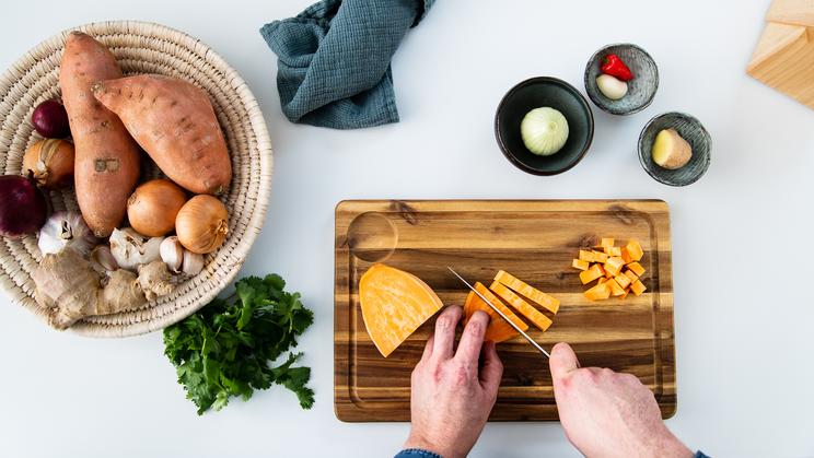 Ingwer-Süßkartoffelsuppe mit frittierten Glasnudeln