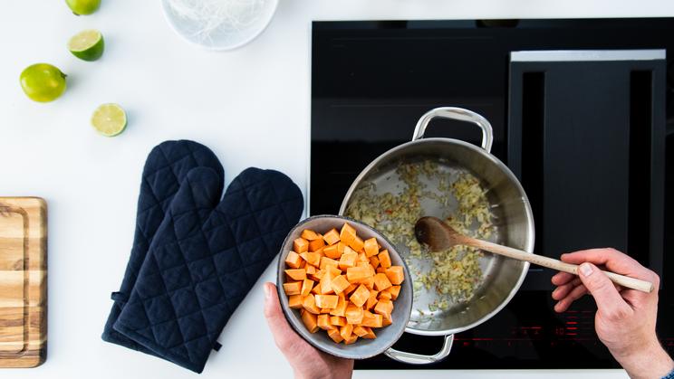 Ingwer-Süßkartoffelsuppe mit frittierten Glasnudeln