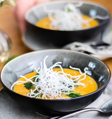 Ingwer-Süßkartoffelsuppe mit frittierten Glasnudeln