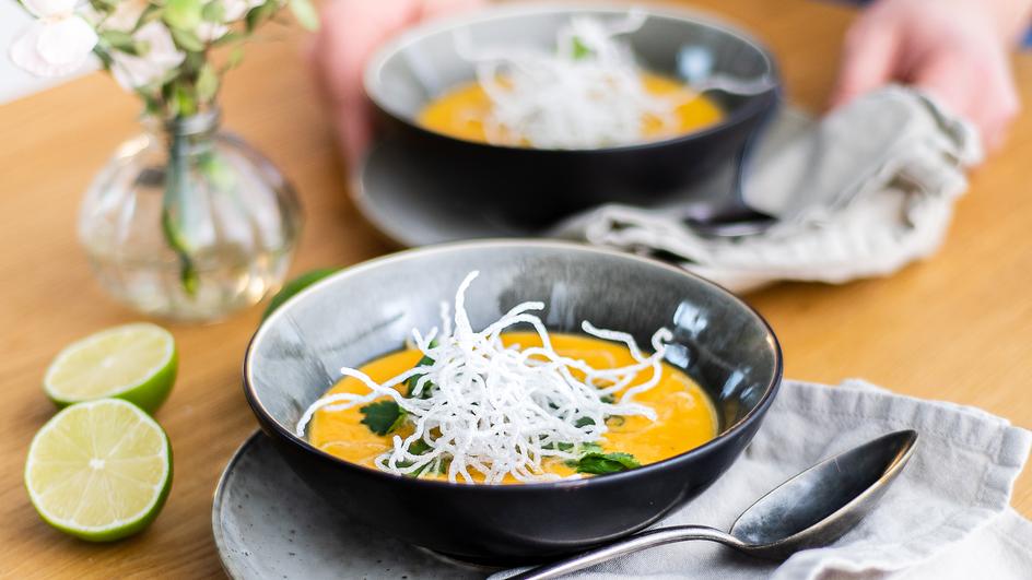 Ingwer-Süßkartoffelsuppe mit frittierten Glasnudeln