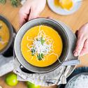 Ingwer-Süßkartoffelsuppe mit frittierten Glasnudeln