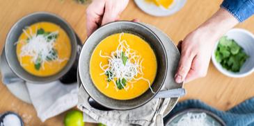 Ingwer-Süßkartoffelsuppe mit frittierten Glasnudeln