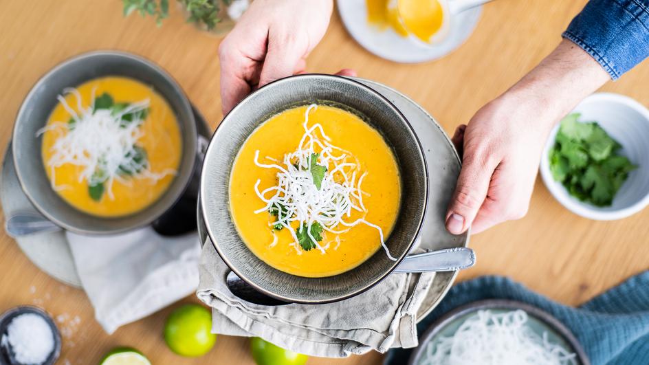 Ingwer-Süßkartoffelsuppe mit frittierten Glasnudeln