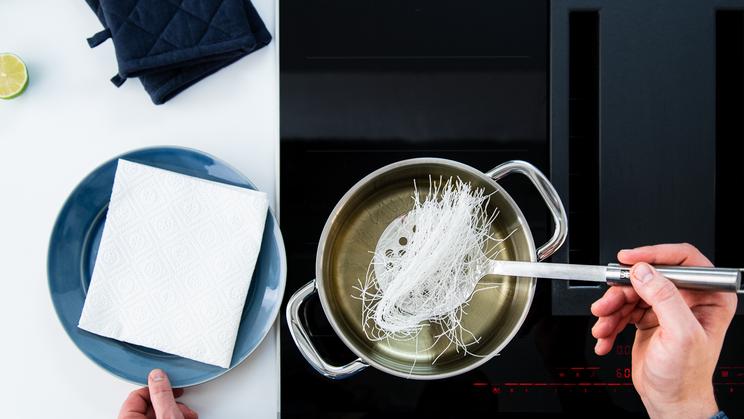 Ingwer-Süßkartoffelsuppe mit frittierten Glasnudeln