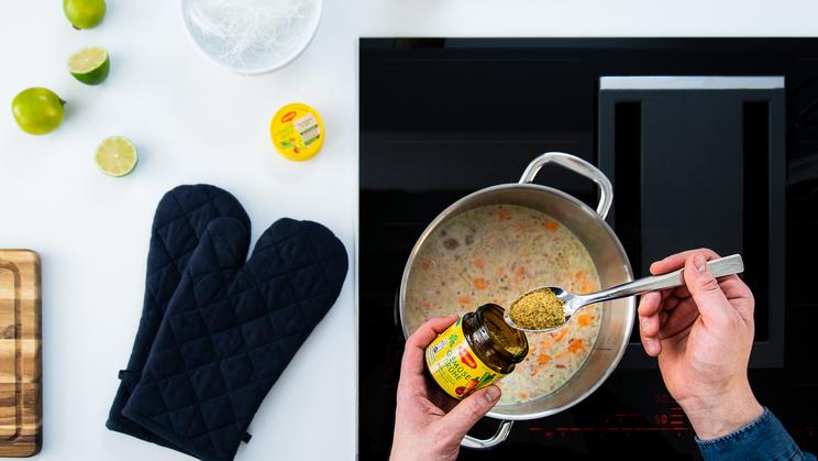 Ingwer-Süßkartoffelsuppe mit frittierten Glasnudeln