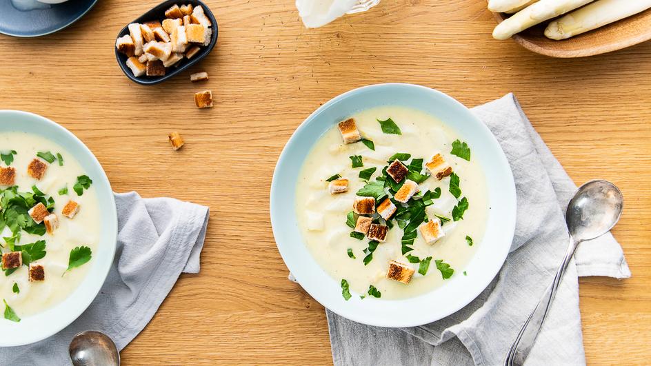 Spargelcremesuppe mit Croûtons