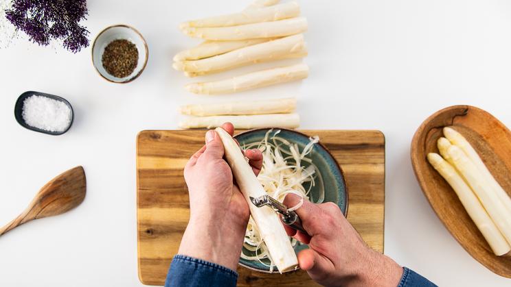 Spargelcremesuppe mit Croûtons