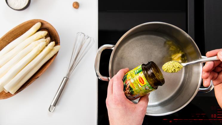 Spargelcremesuppe mit Croûtons