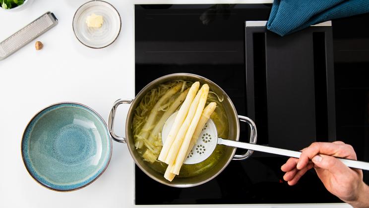 Spargelcremesuppe mit Croûtons