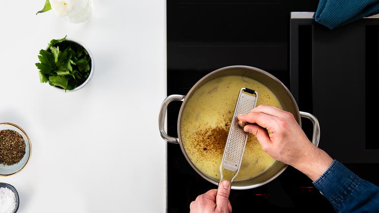 Spargelcremesuppe mit Croûtons
