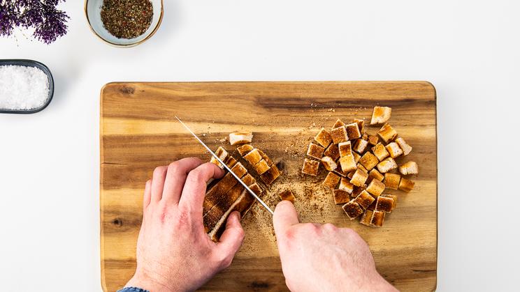 Spargelcremesuppe mit Croûtons