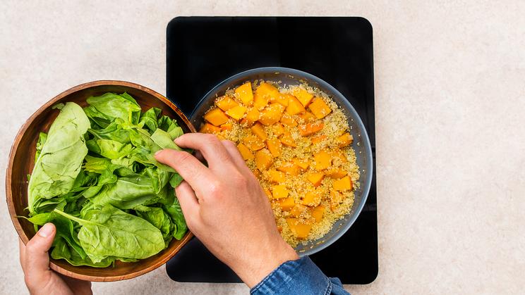 Quinoa-Kürbis-Pfanne mit Spinat