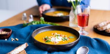 Kürbissuppe mit Zitronengras und Pinienkern-Krokant
