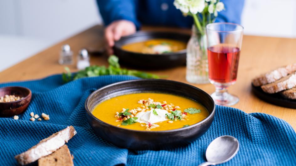Kürbissuppe mit Zitronengras und Pinienkern-Krokant